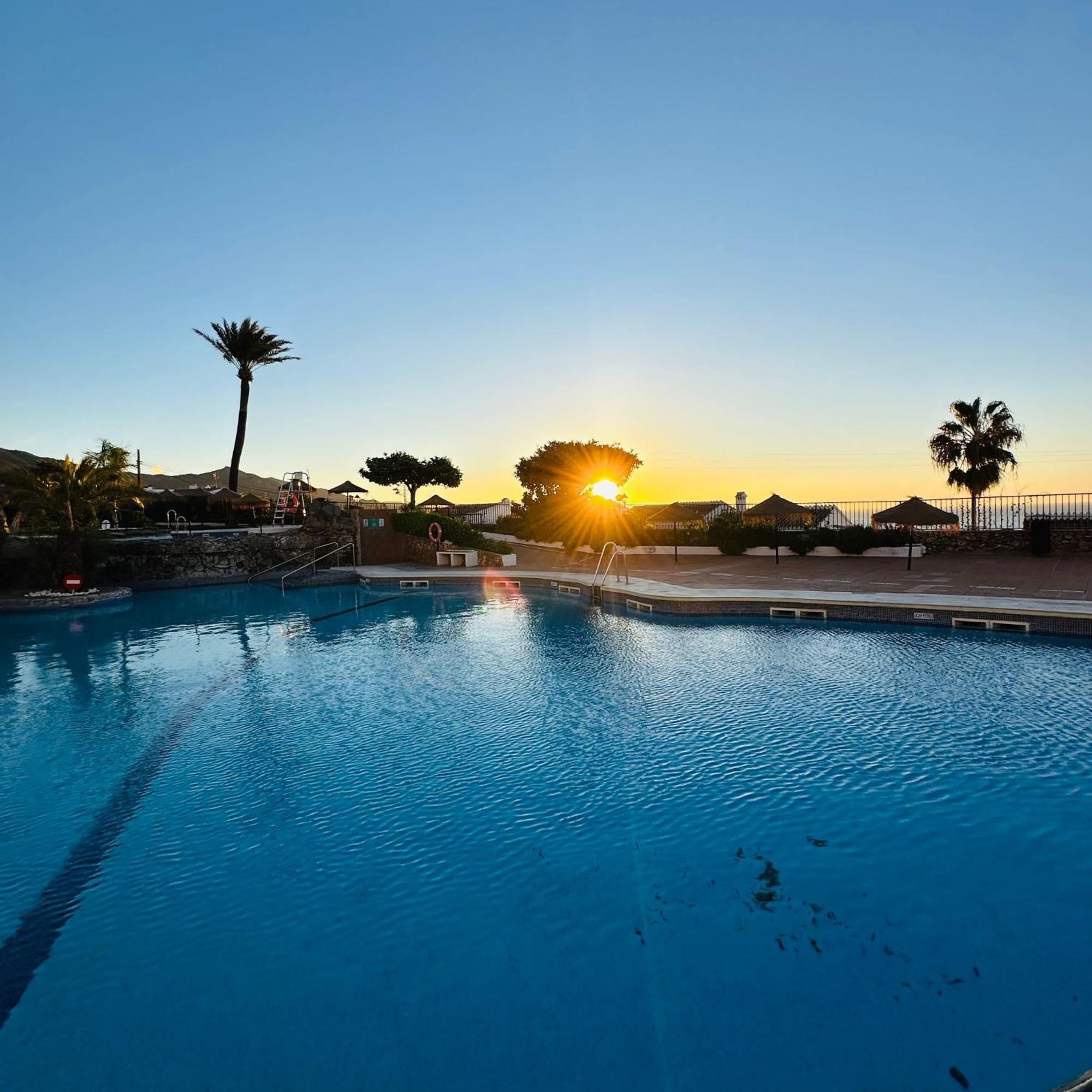 Right By The Pool Area In Capistrano Village! Lägenhet Nerja